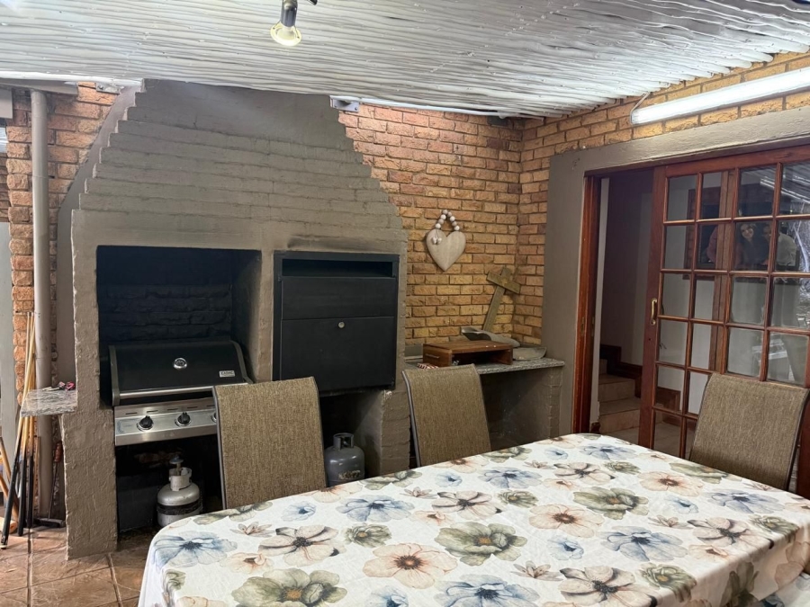 5 Bedroom Property for Sale in Safari Gardens North West